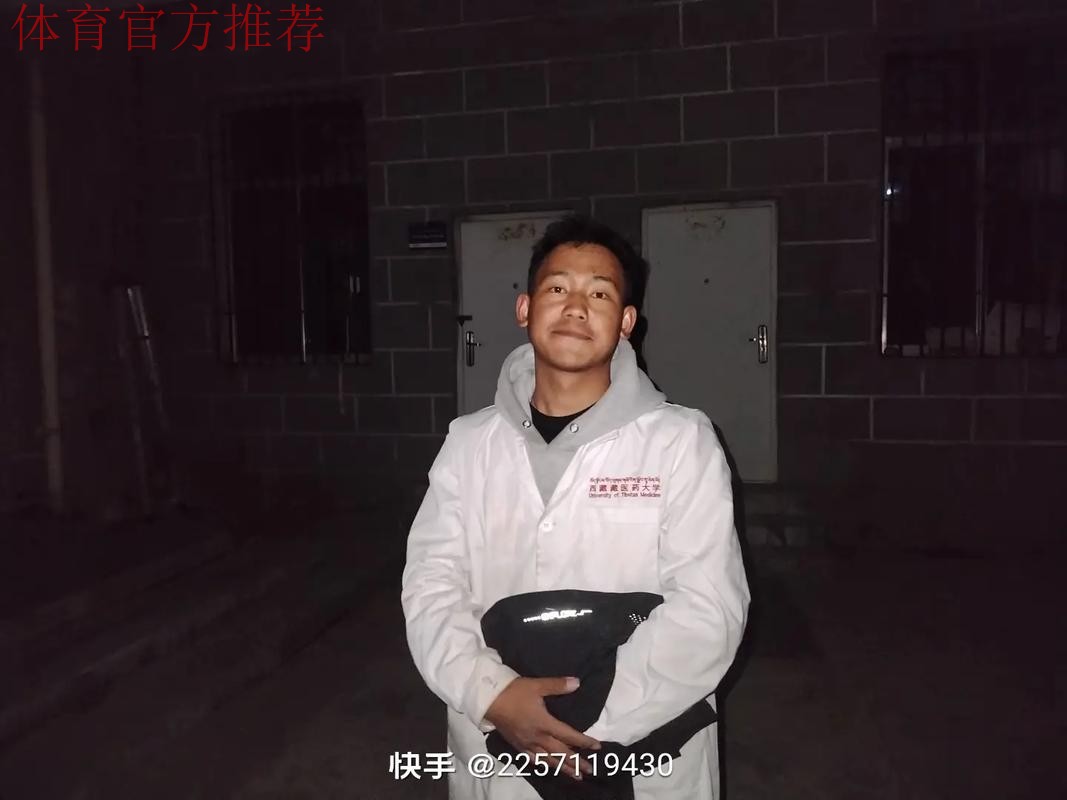 [组图]年维泗、陈成达、张吉龙获“足球事业杰出贡献奖”